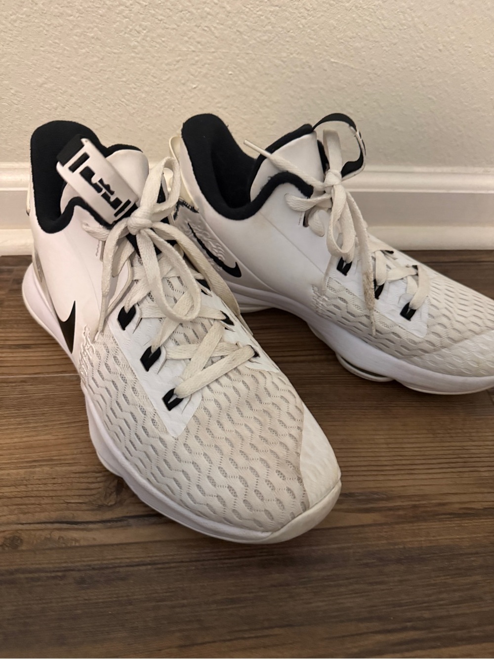 Nike LeBron Witness 5 White and Black Training Basketball Shoes size 9.5